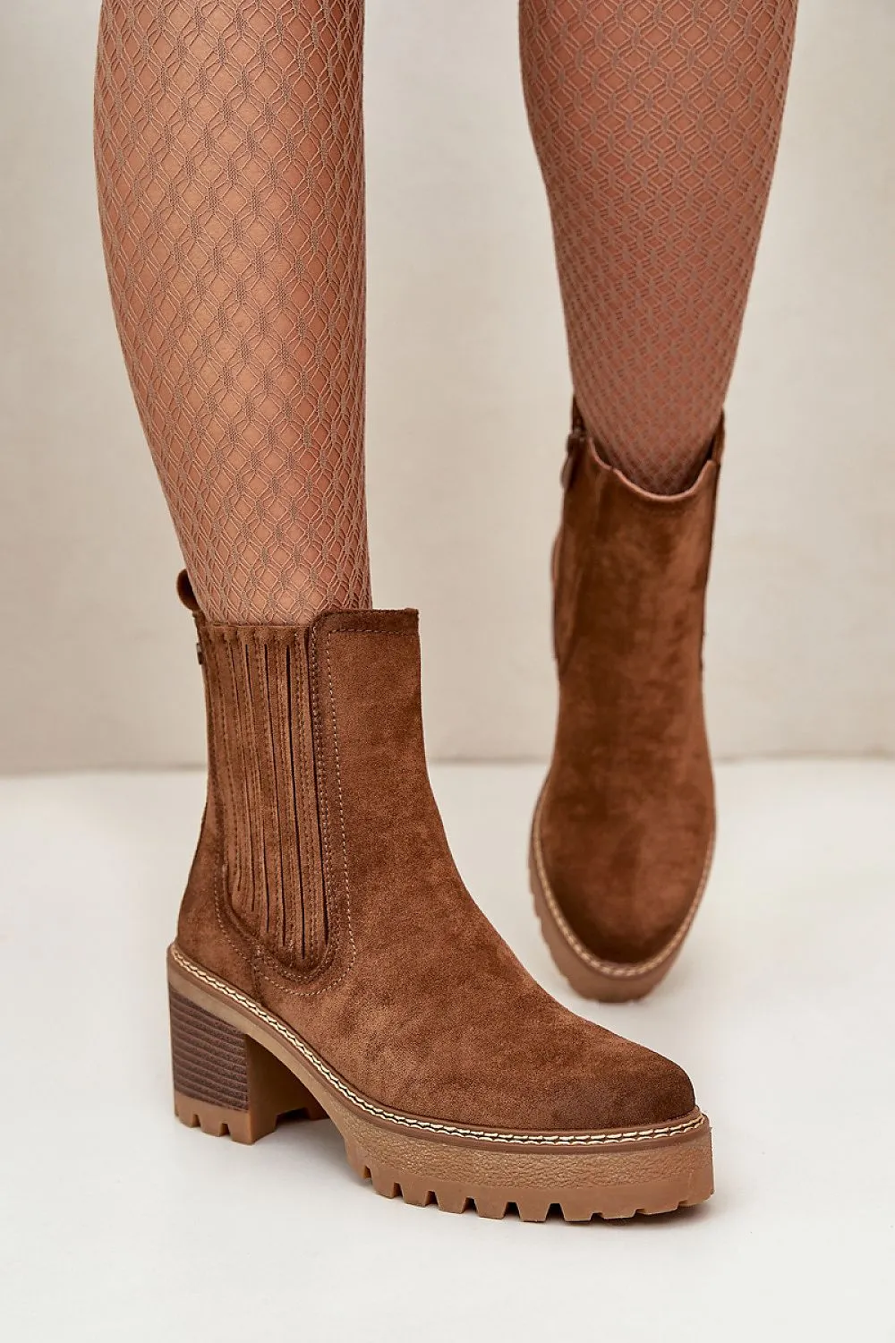 Column-shaped heel ankle boots